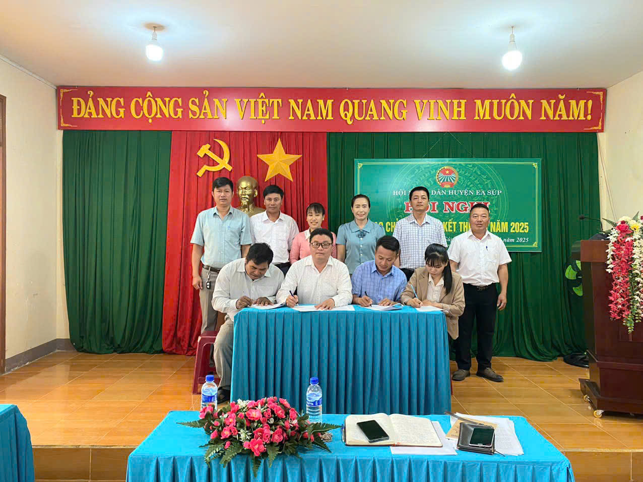 Hội Nông dân các xã, thị trấn ký kết giao ước thi đua